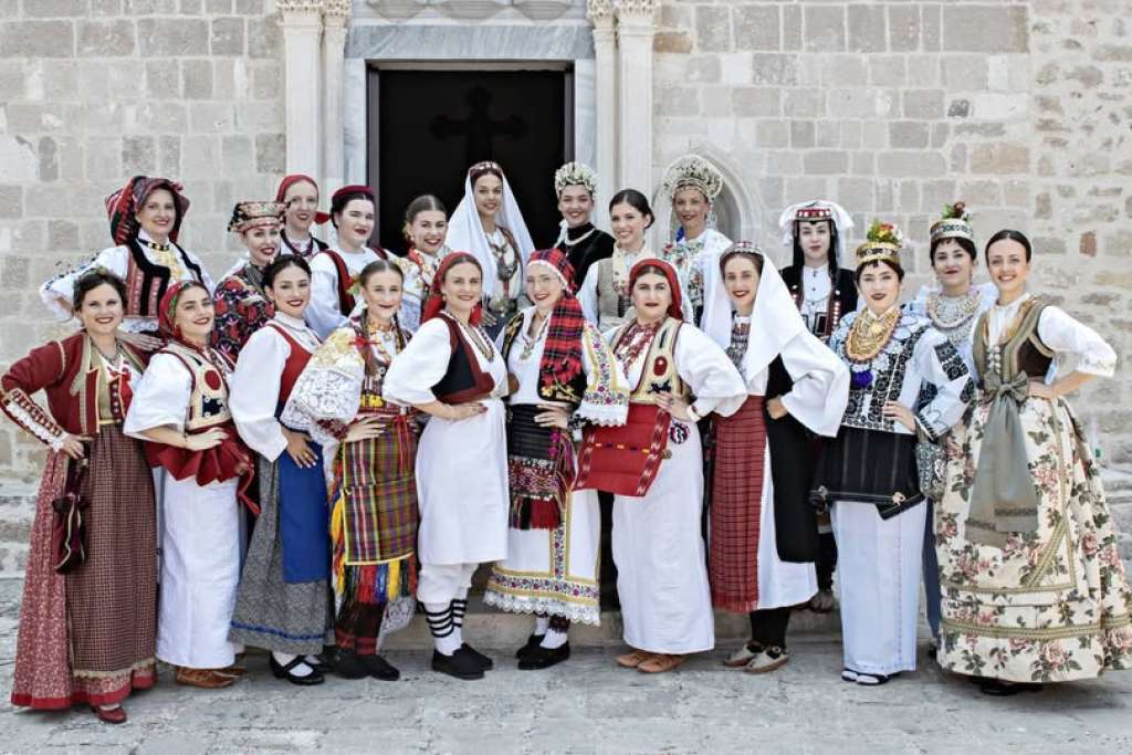 Revija tradicijske odjeće i izbor najljepše Hrvatice u narodnoj nošnji izvan RH